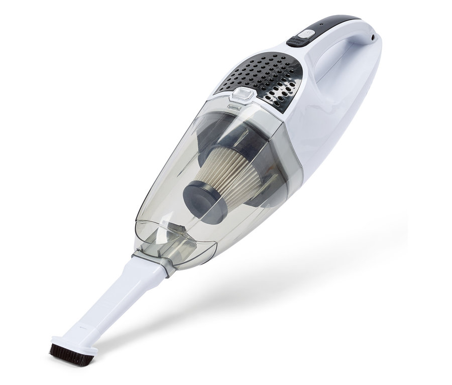 Biely, bezdrôtový ručný vysávač s priehľadnou nádobou na prach a kefovým nástavcom leží na bielom pozadí.