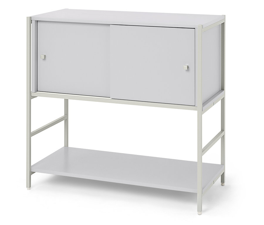 Sivá skrinka s posuvnými dverami a otvorenou policou.