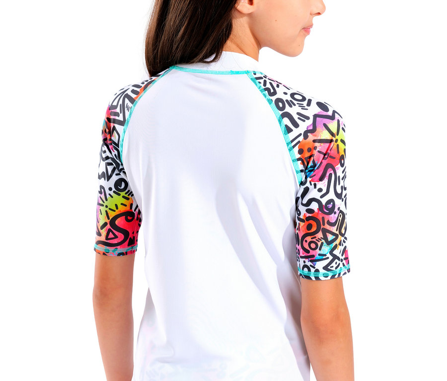 Osoba má na sebe biele tričko s farebnými vzormi na rukávoch.