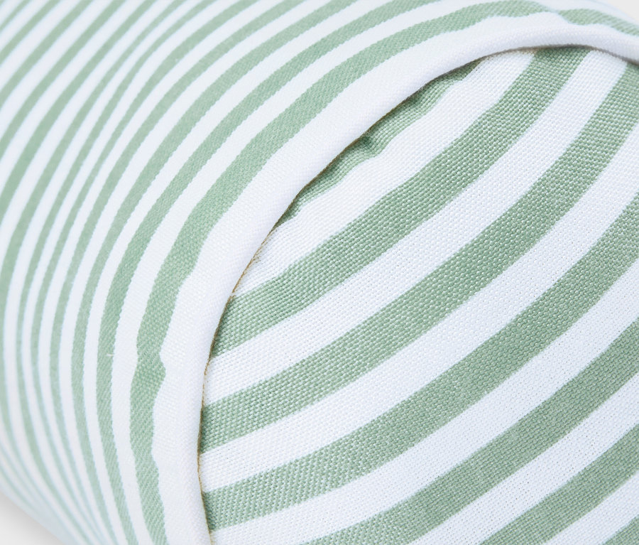 Detail valcového vankúša so zeleno-bielymi pruhmi.