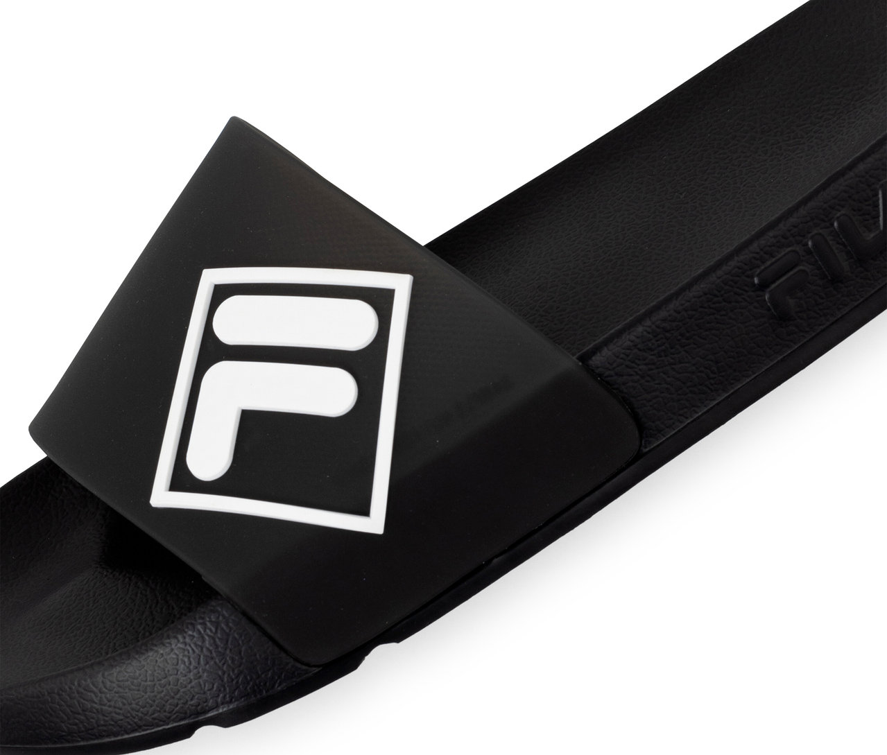 Čierne pánske šľapky FILA s bielym logom FILA na remienku.