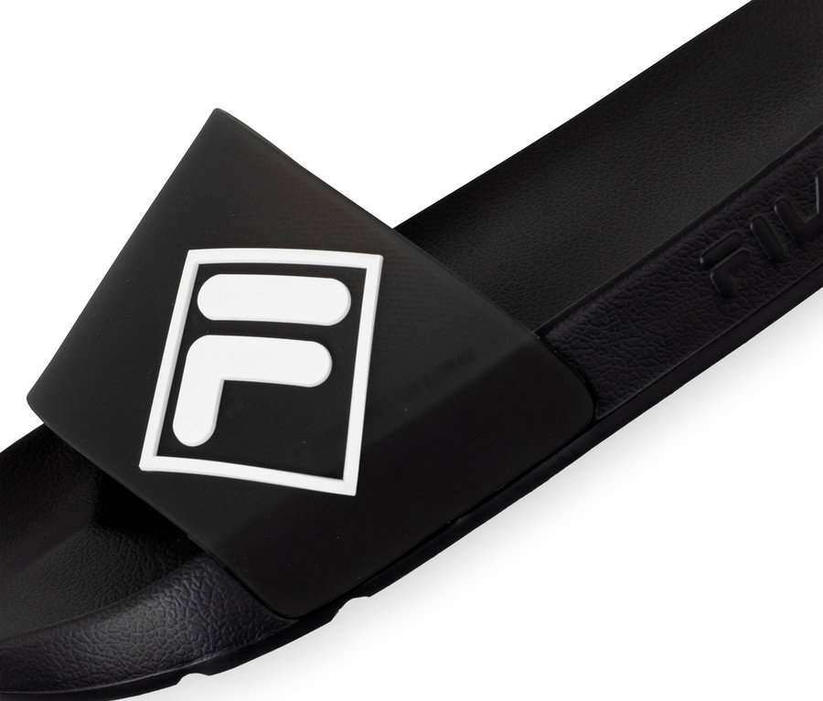 Čierne pánske šľapky FILA s bielym logom FILA na remienku.