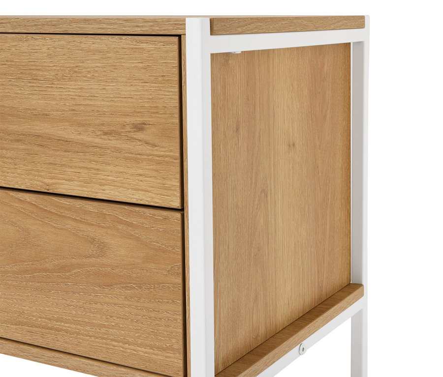 Detailný záber na drevenú skrinku s dvomi zásuvkami a bielym kovovým rámom.