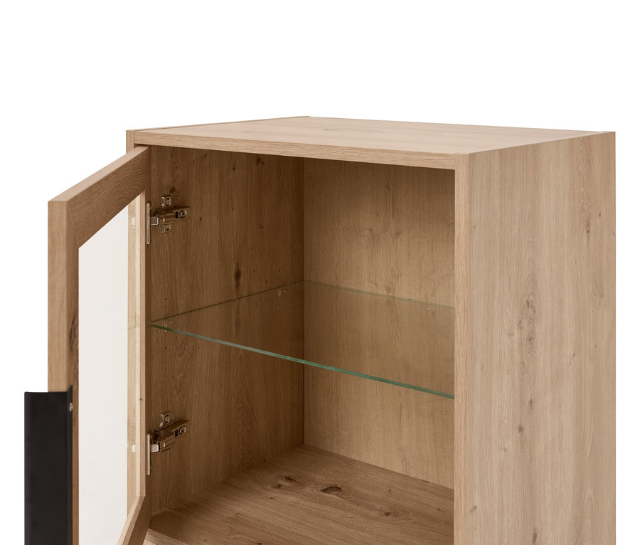 Detailný pohľad na svetlohnedú drevenú skrinku s čiastočne otvorenými sklenenými dverami a sklenenou policou.