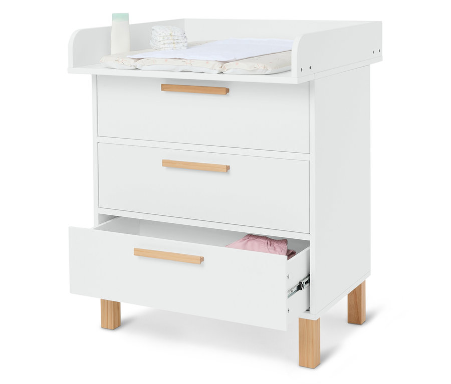 Biely prebaľovací pult s tromi zásuvkami, plienkami, krémom a prebaľovacou podložkou.