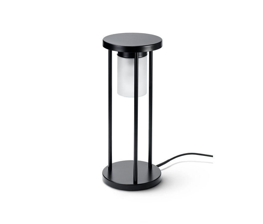 Čierny outdoorový lampáš s LED so skleneným tienidlom a káblom.