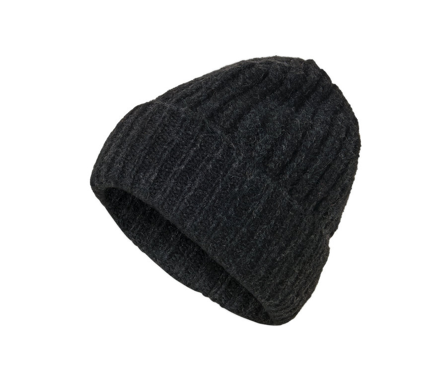 Detailný záber na pletenú čiapku s vlnou v antracitovej farbe.