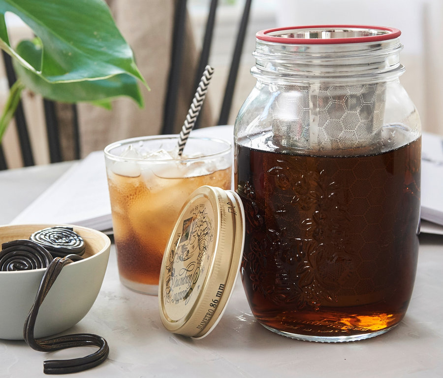 Studená káva v pohári a pohár na studenú kávu cold brew »BrewJar«.