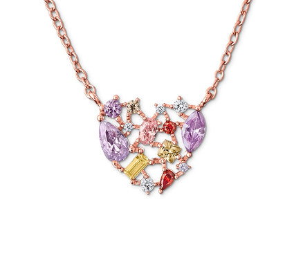 Detailný záber na retiazku zo striebra 925, pozlátené ružovým zlatom, s farebnými zirkónmi v tvare srdca.