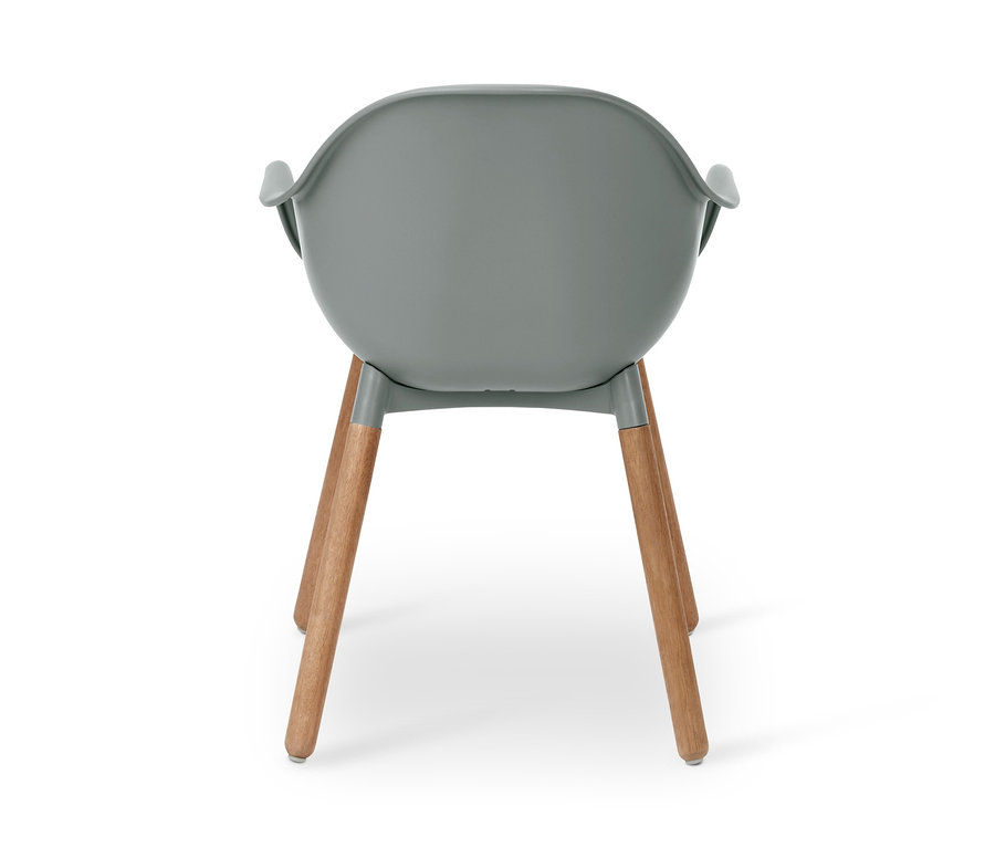 Detailný pohľad zozadu na sivú škrupinovú stoličku s opierkami na ruky a drevenými nohami.