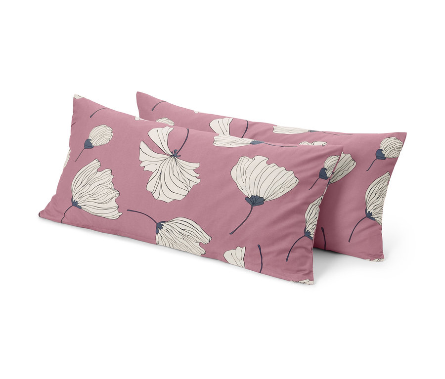 Dve obliečky na vankúše z mikrovlákna s kvetinovým vzorom na svetlofialovom pozadí.