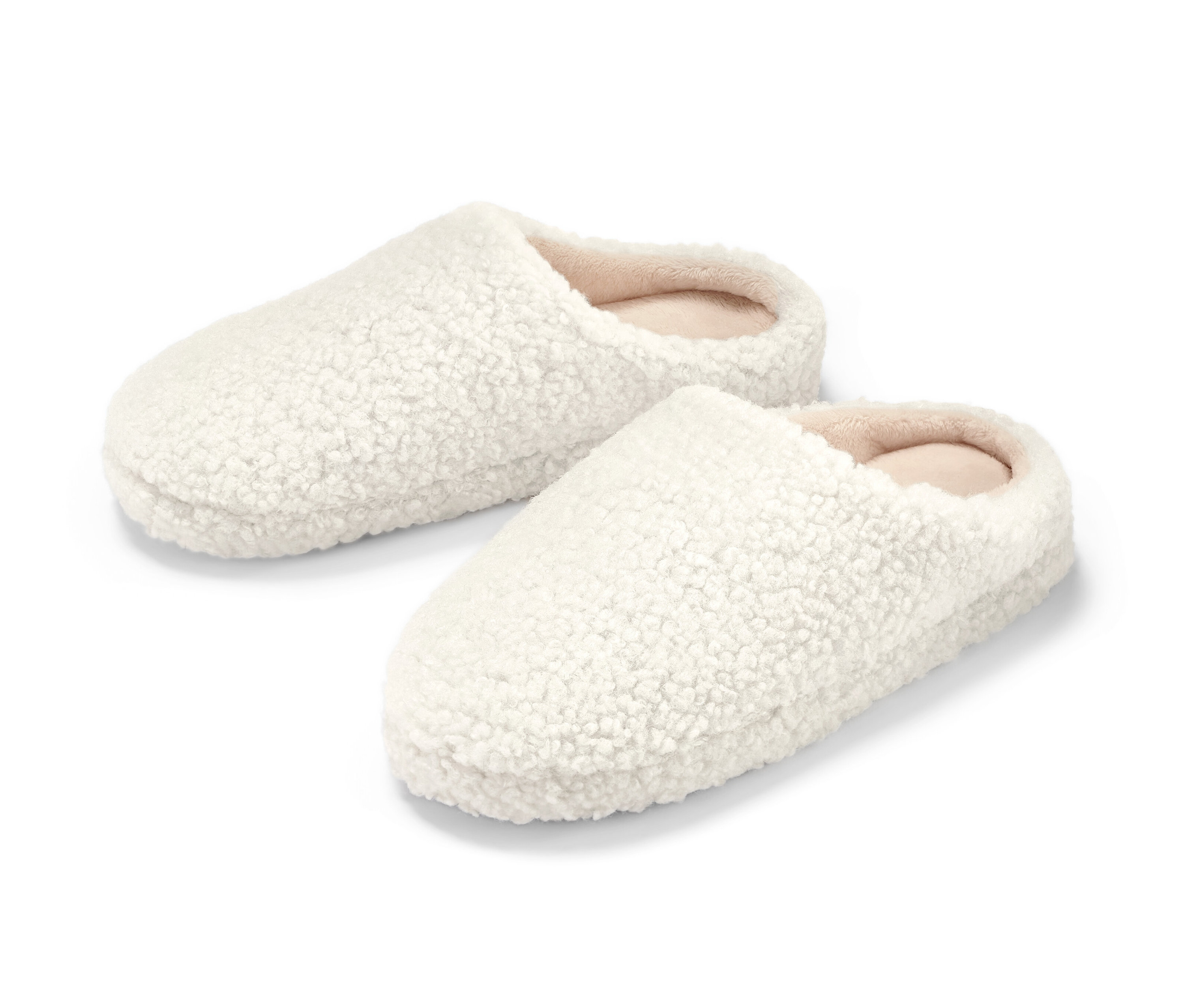 Dve biele domáce topánky.