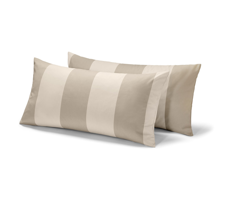 Dve béžové pruhované obliečky na vankúše z jemného flanelu.