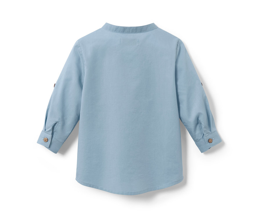 Modrá detská košeľa zozadu.