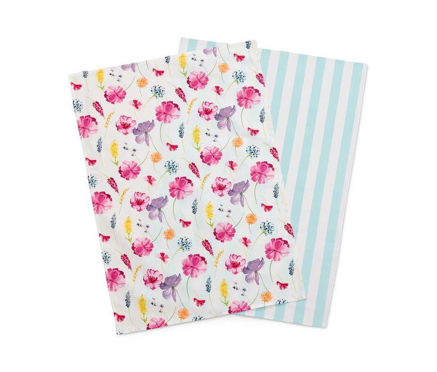 Dve utierky na riad: jedna s kvetinovým vzorom, druhá s modrými pruhmi.