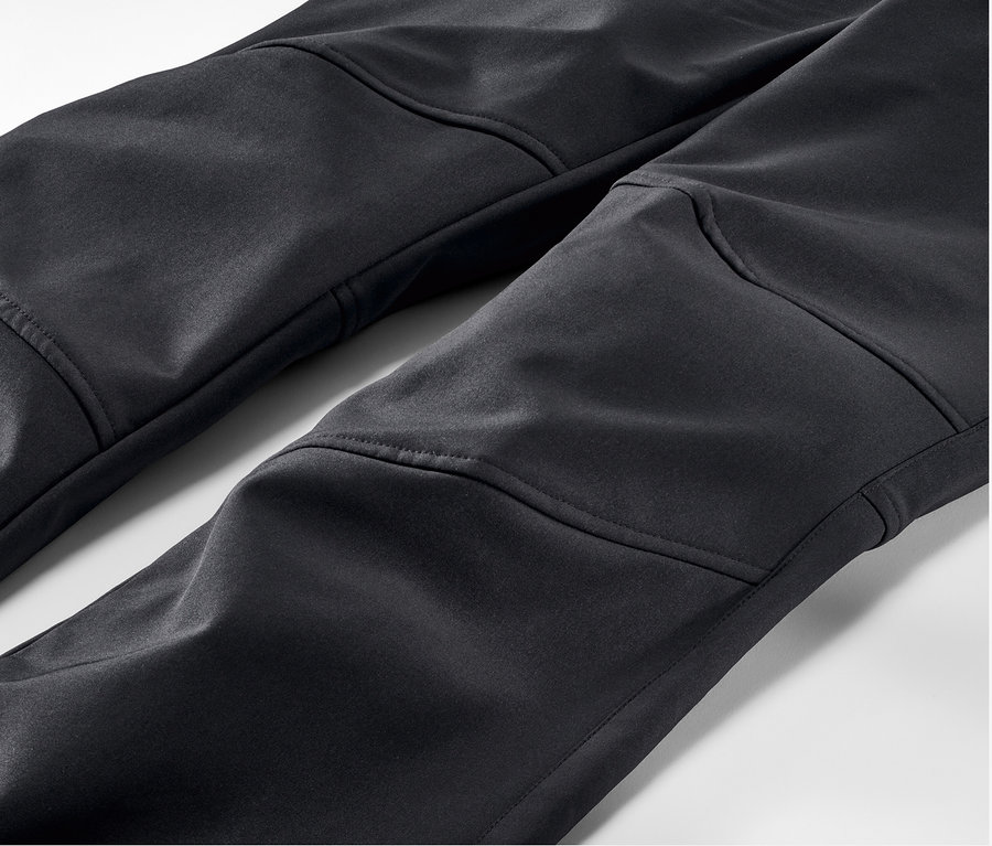 Detailný záber čiernych lyžiarskych nohavíc.