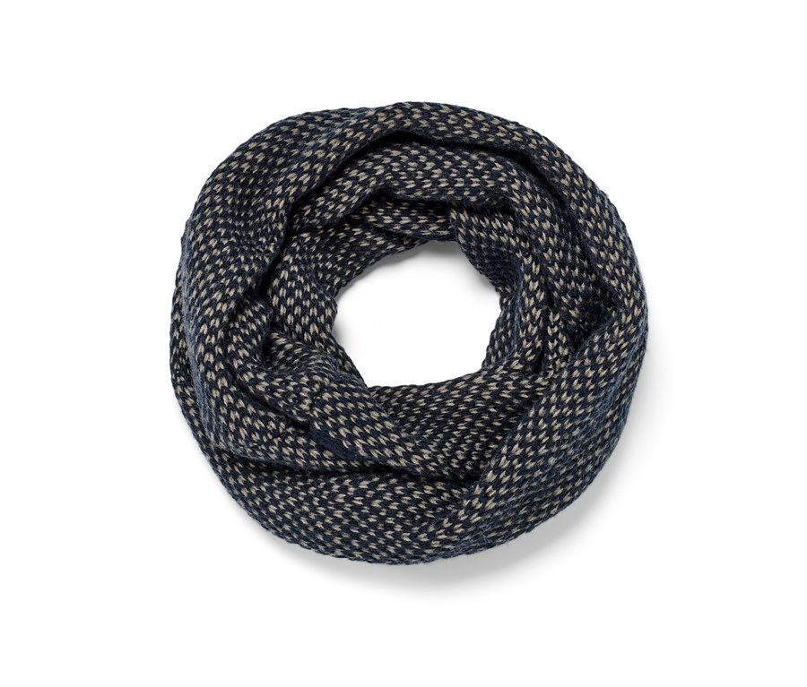 Detail pleteného kruhového šálu v tmavomodrej a béžovej farbe.