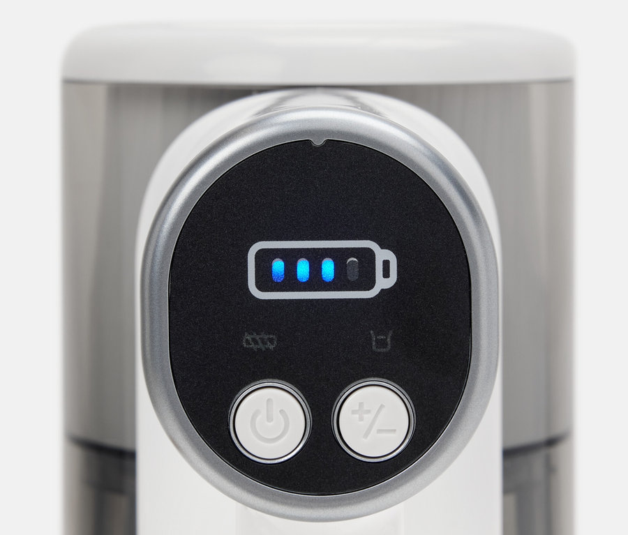 Detail profesionálneho akumulátorového vysávača s ukazovateľom stavu batérie.