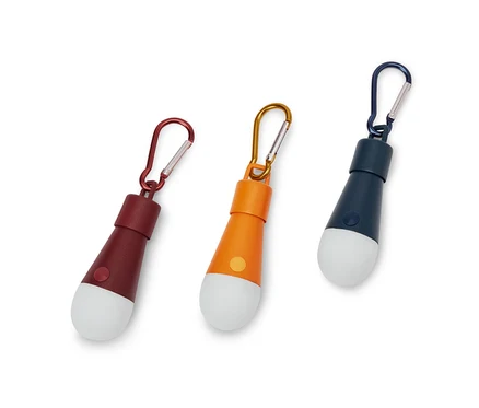 Tri LED ozdobné svetlá s karabínami v hnedej, oranžovej a modrej farbe.