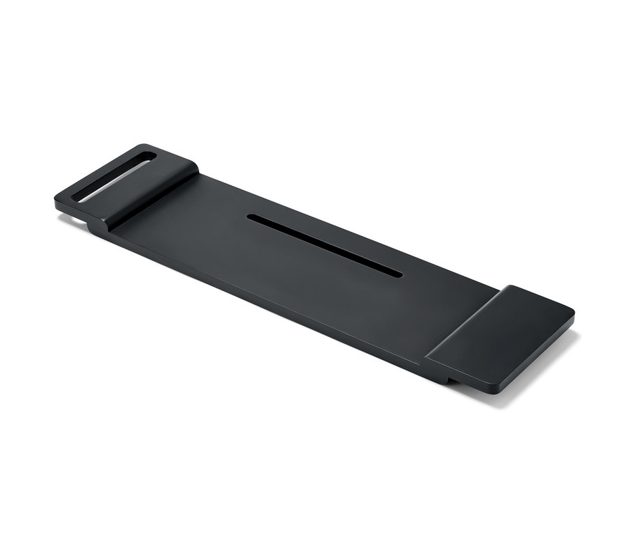 Čierny odkladací podnos na vaňu.