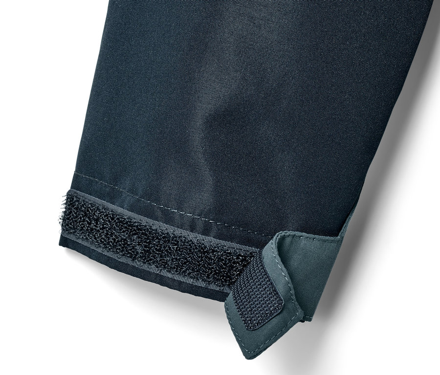 Detail rukáva detskej bundy do každého počasia s nastaviteľným suchým zipsom.