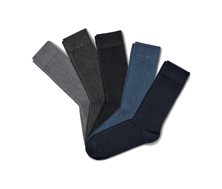 Päť párov ponožiek v rôznych odtieňoch šedej a modrej leží na bielom pozadí.