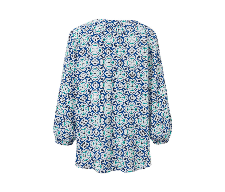 Pohľad zozadu na tunikovú blúzku s celoplošnou potlačou.