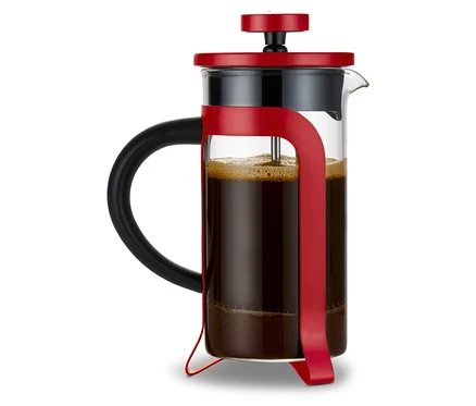 Červená kanvica french press 300 ml s 2 šálkami plná kávy.