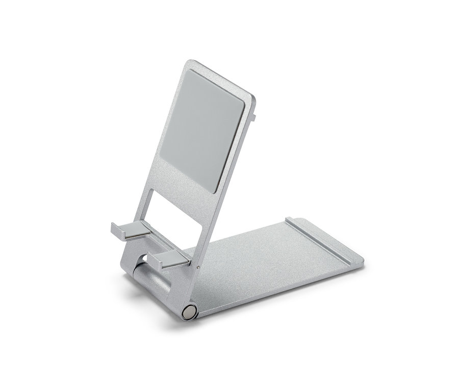Strieborný stojan na smartfón a tablet.