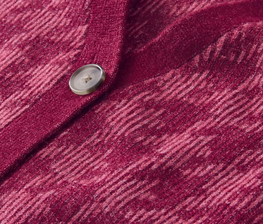 Detail kardigánu z hrubého úpletu so žakárovým vzorom kohútej stopy.