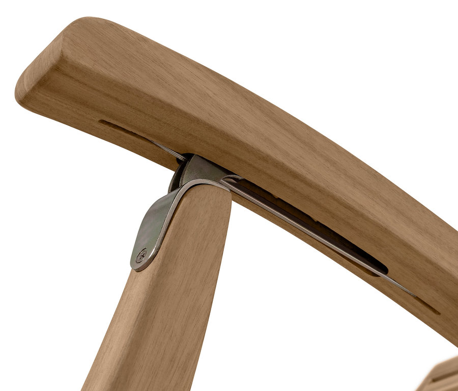 Detailný pohľad na drevené lehátko s výsuvnou opierkou nôh.