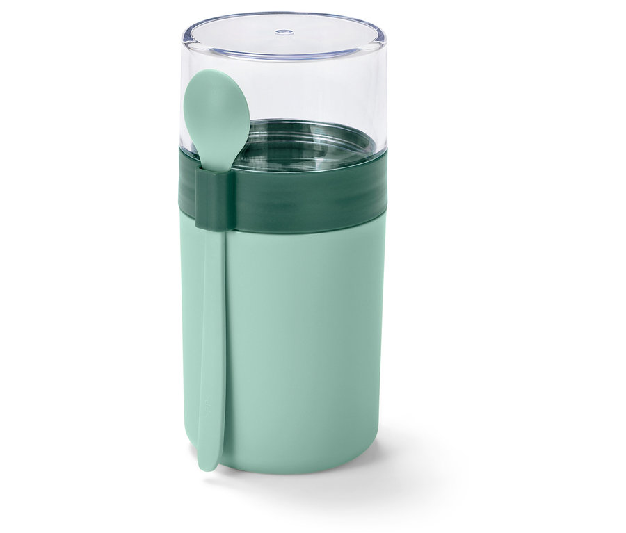 Zelená nádoba na jedlo s priehľadným vekom a zelenou lyžicou pripevnenou na boku.