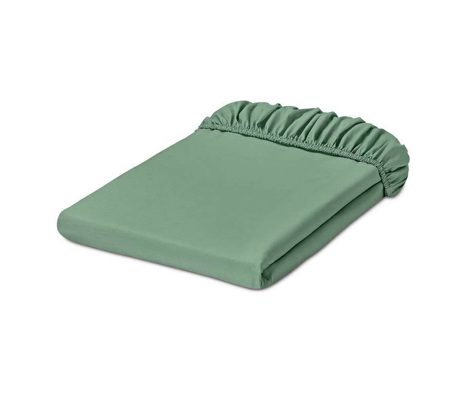 Zelené džersejové napínacie prestieradlo zložené na sebe.