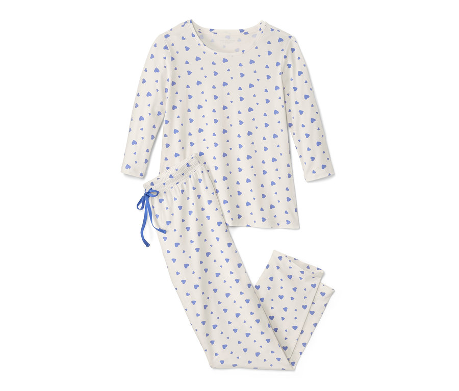 Pyžamo so srdiečkami.