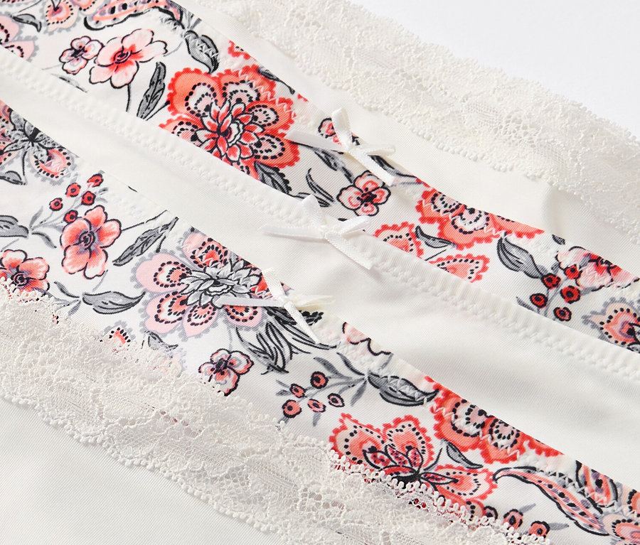 Detail krémovej farby s kvetinovou potlačou a čipkou, 5 ks nohavičiek.