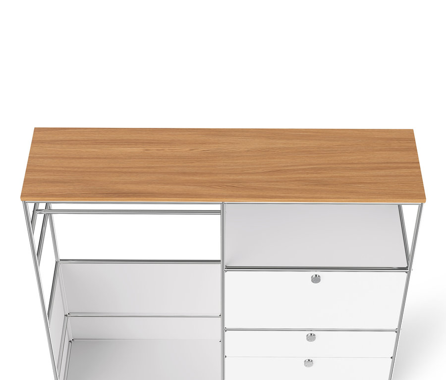 Detail bielej kovovej komody »CN3« s drevenou doskou, tyčou na oblečenie, priehradkou a tromi zásuvkami.