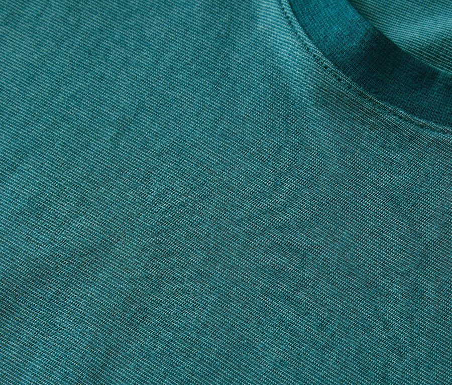 Detail krátkej pyžamovej súpravy v odtieni teal s textúrou melírovaného úpletu a okrúhlym výstrihom.