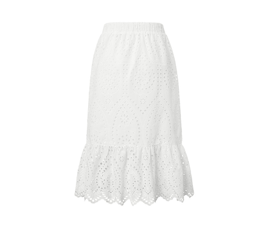 Detail bielej sukne s výšivkou.