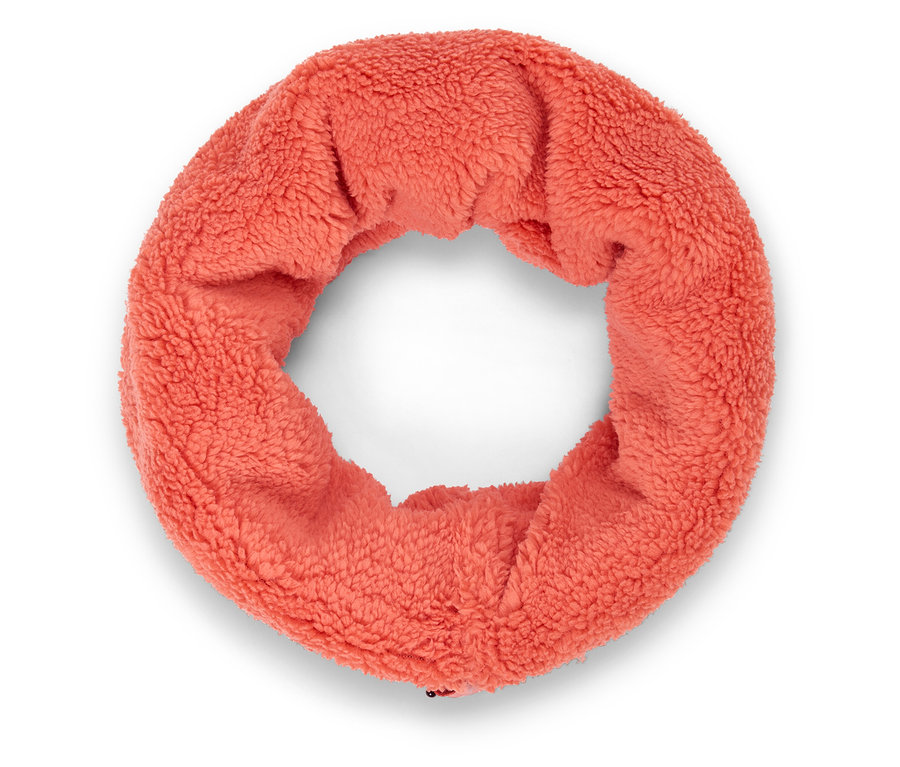 Korálový nákrčník z umelej kožušiny na bielom pozadí.