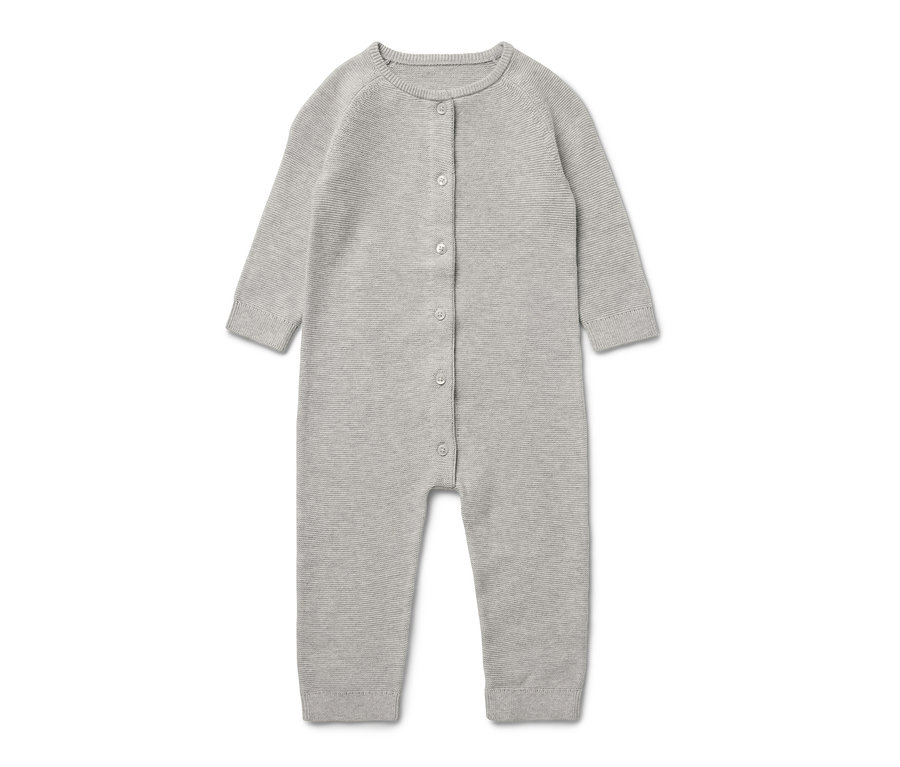 Sivý detský pletený overal s gombíkmi.