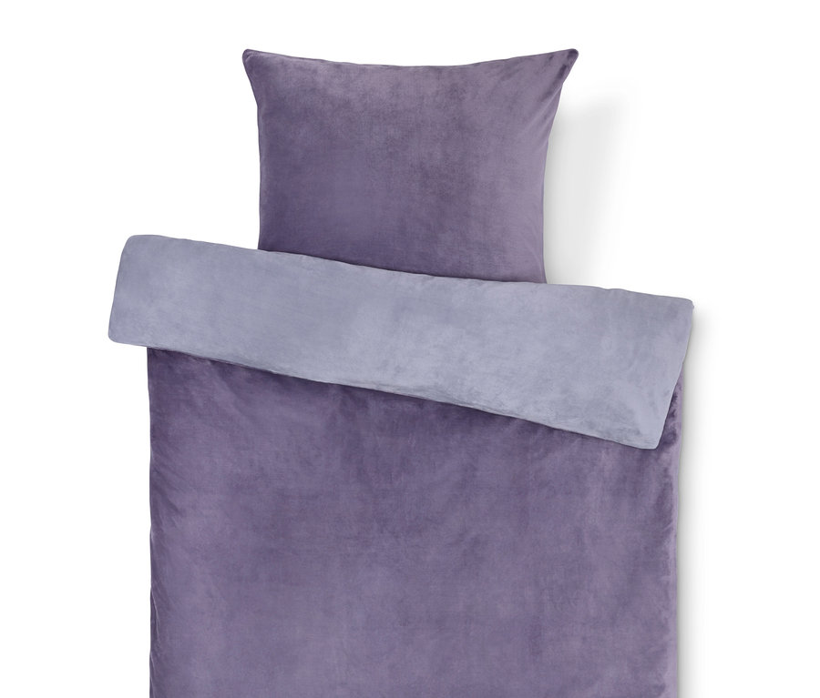 Fialové obliečky a vankúš so sivým lemom.