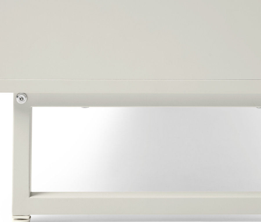 Detail bielej lavice »LEEG« s 2 zásuvkami.