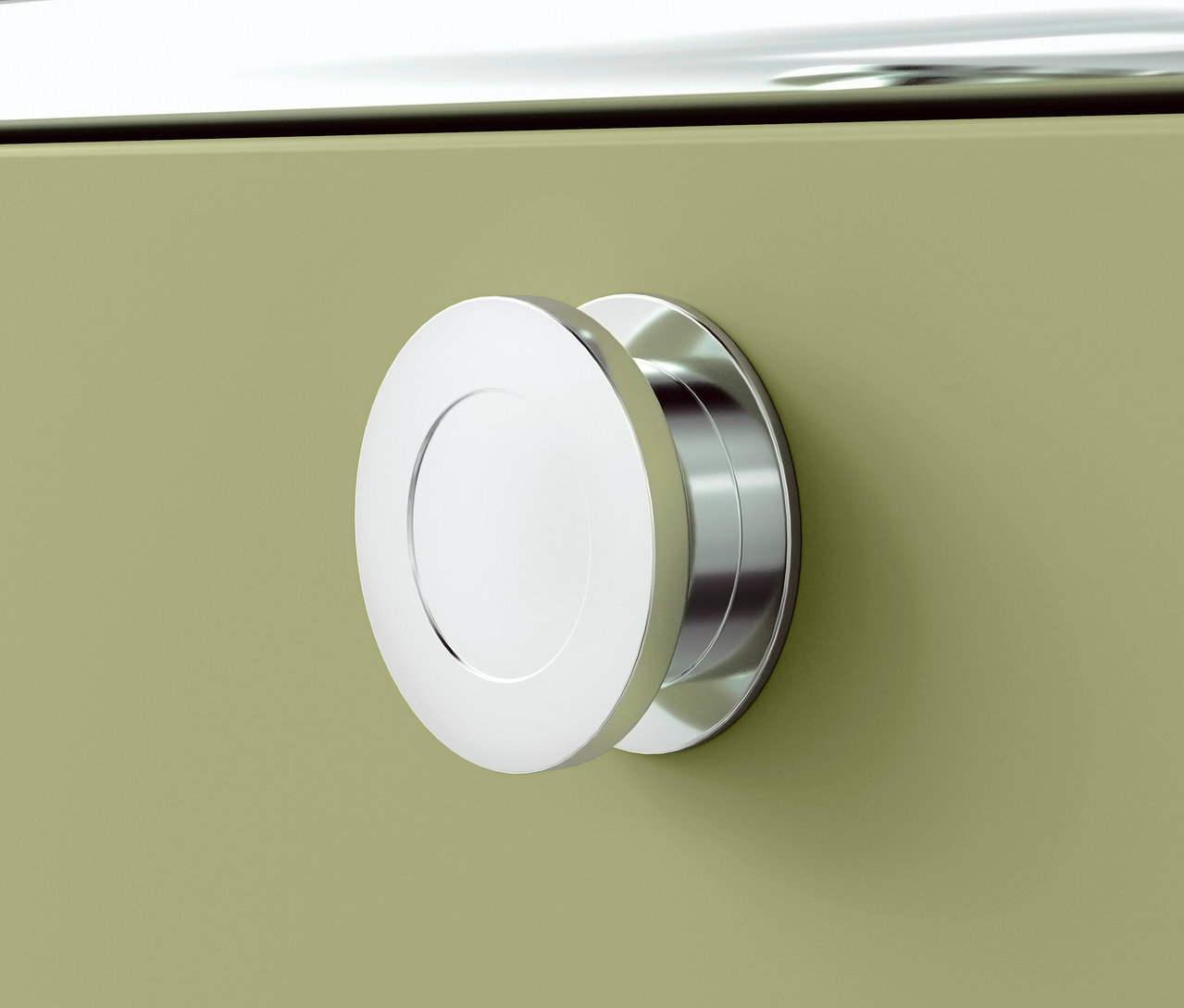Detail chrómovej okrúhlej rukoväte na zelenej skrinke.