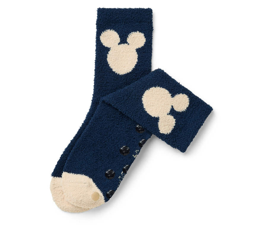 Dve tmavomodré ponožky s krémovými vzormi Mickey Mouse a protišmykovými prvkami na chodidlách.