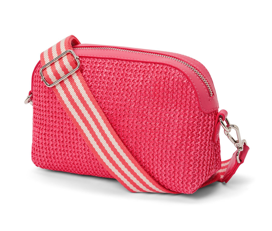 Detail ružovej tašky na rameno s pruhovaným popruhom.