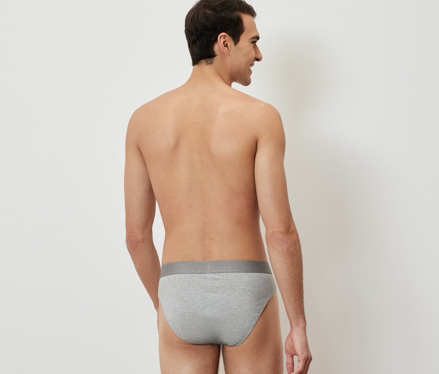 Muž chrbtom ku kamere má na sebe sivé slipy, 4 ks.