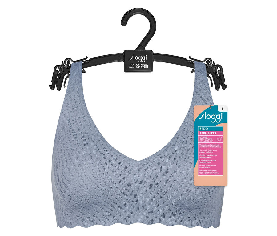 Modrá podprsenka sloggi ZERO Feel Bliss Soft Bra visí na čiernom ramienku.