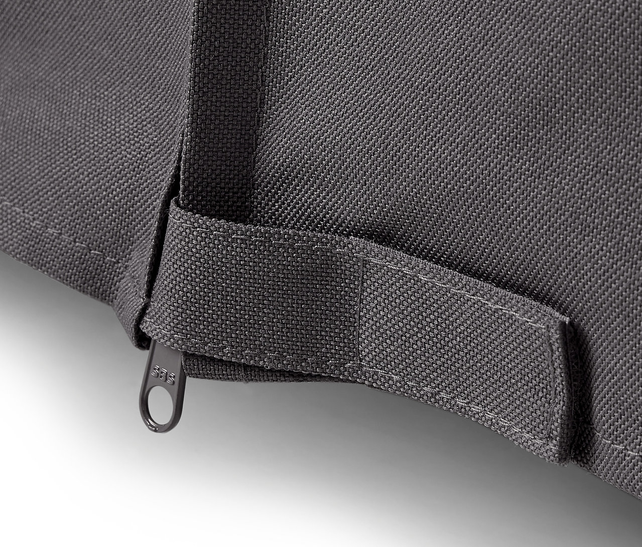 Detail sivého prémiového krycieho obalu pre veľké rozkladacie stoly so zipsom.