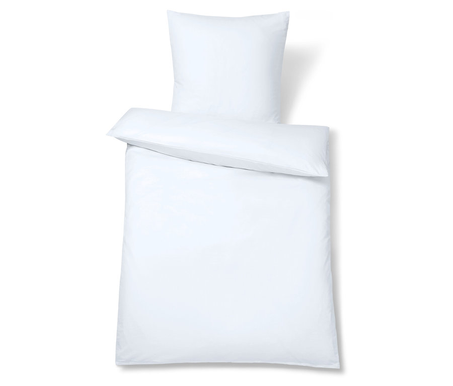 Biele obliečky na vankúš a perinu.