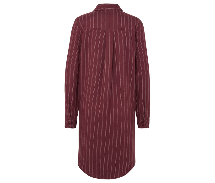 Pohľad zozadu na bordové košeľové šaty s bielymi prúžkami.